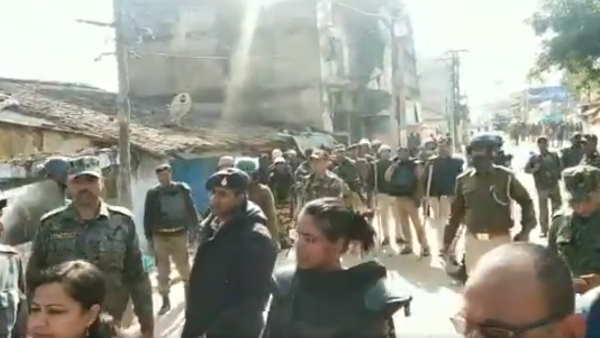 दुकानों और घरों में आगजनी