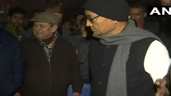 Delhi: Congress leader Digvijaya Singh had reached Shaheen Bagh, where a protest against CAA, NRC and NPR is underway. Delhi: Congress leader Digvijaya Singh had reached Shaheen Bagh, where a protest against CAA, NRC and NPR is underway.