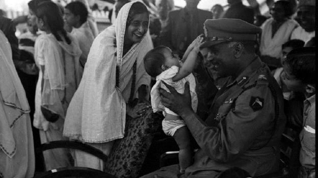 जनरल थिमैया की कैप से खेलता एक बच्चा, साथ में तत्कालीन स्वास्थ्य मंत्री राजकुमारी अमृत कौर