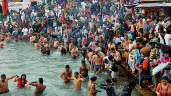 सागर को भेंट करते हैं नारियल