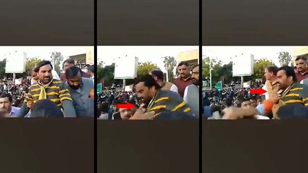  मंच तक पहुंचकर युवक ने पकड़ी कॉलर