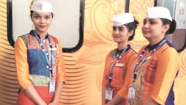 गांधी टोपी में दिखे तेजस एक्सप्रेस के स्टाफ