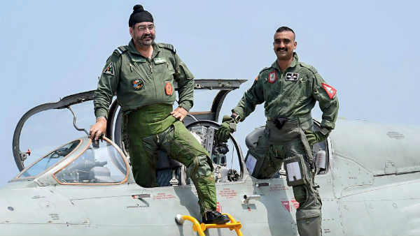 एडवांस्‍ड एफ-16 था विंग कमांडर के सामने 