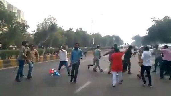 सोशल मीडिया पर पोस्ट किए जा रहे वीडियो सोशल मीडिया पर पोस्ट किए जा रहे वीडियो