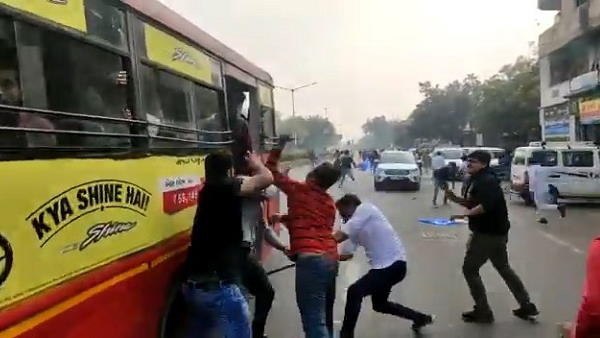 फिर यूं मची समर्थकों में भगदड़ फिर यूं मची समर्थकों में भगदड़