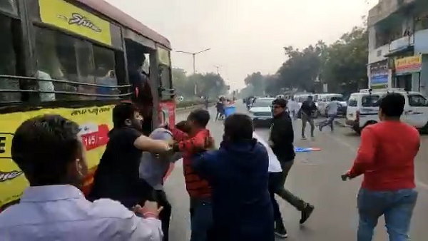 पुलिस ने किया लाठीचार्ज पुलिस ने किया लाठीचार्ज