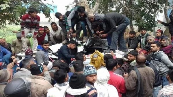 अनियंत्रित होकर पेड़ से टकराई कार