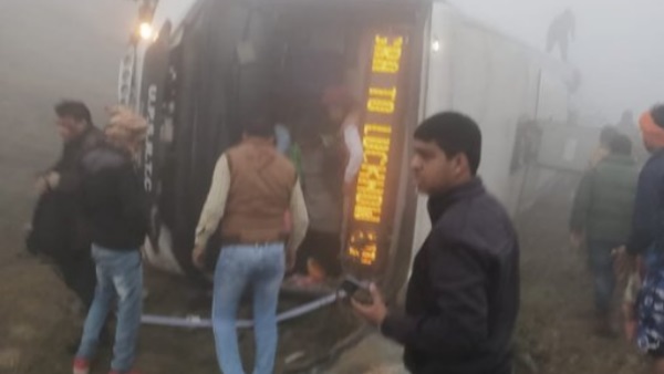 Two dead many injured after bus rolled over on agra Lucknow Expressway Two dead many injured after bus rolled over on agra Lucknow Expressway