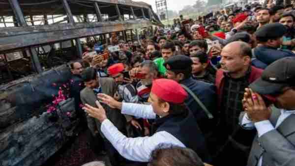 बस पर फूल चढ़ाकर मृतकों को अखिलेश ने दी श्रद्धांजलि