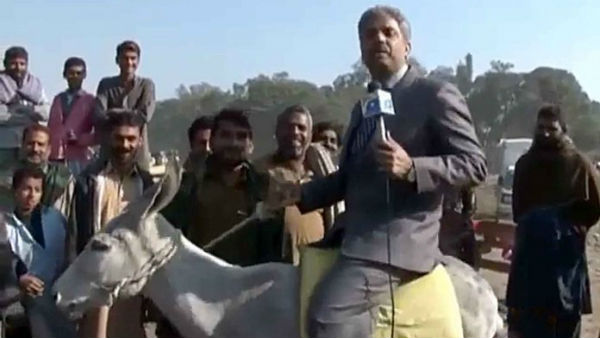गधे पर बैठकर की रिपोटिंग 
