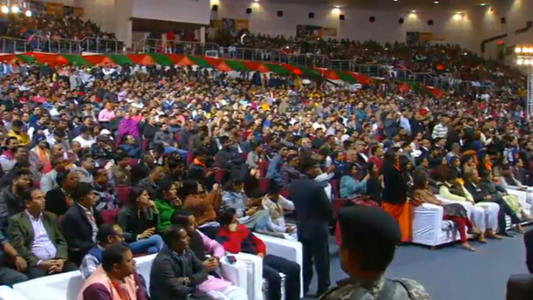 दिल्ली वालों को गंदा पानी दे रहे केजरीवाल