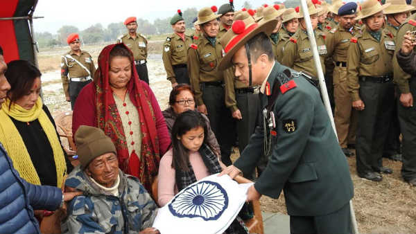 भाई की शहादत के बाद से बेसुध बहन 