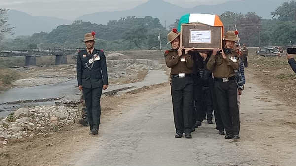 बेटे की नौकरी से खुश पिता ने बेच दिए घर के बैल भी 