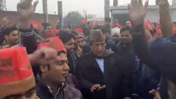  दफ्तर की छत पर जाकर विरोध प्रदर्शन के नारे लगाए थे,...