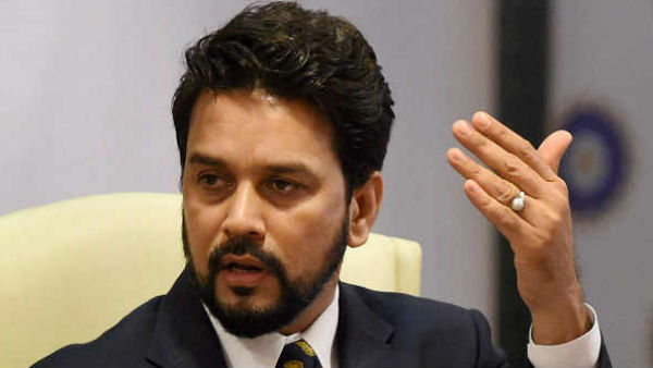 मंच से लगे नारे 