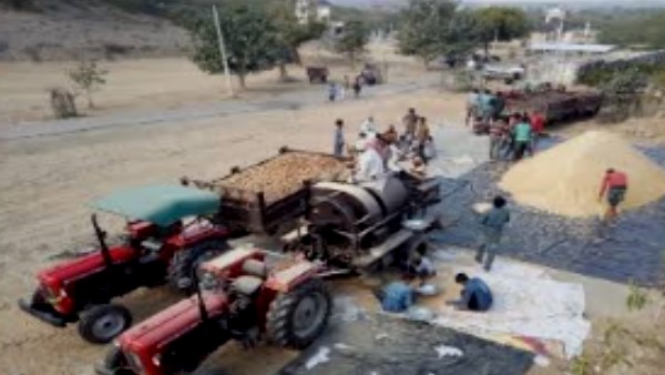  ट्रैक्टरों में भरकर रखते हैं प्रसादी