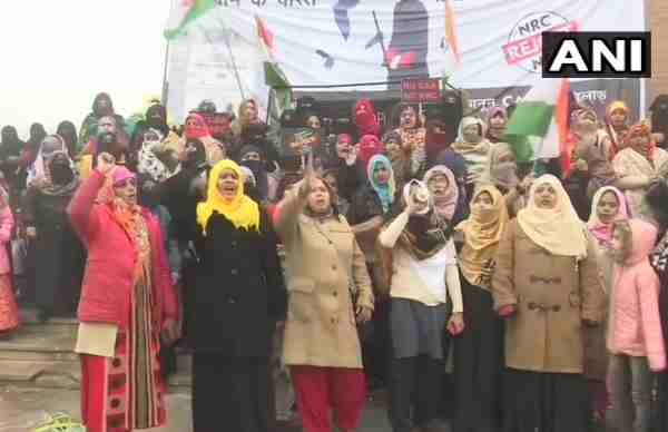 FIR lodged against the daughter of Munawwar Rana for protest against CAA