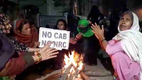 शांतिपूर्ण तरीके से क्यों नहीं कर सकते विरोध