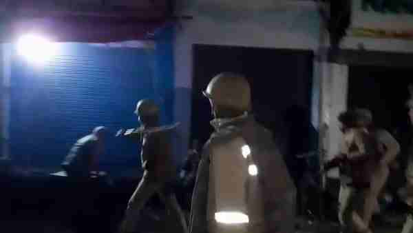 पुलिस ने किया लाठीचार्ज