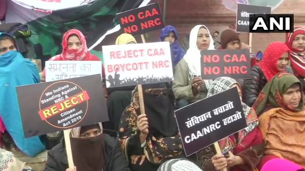 हाईकोर्ट में दाखिल याचिकाओं की सुनवाई पर रोक