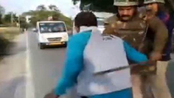 प्रदर्शनकारियों की पिटाई करती दिखी पुलिस