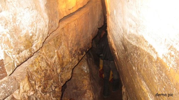  कड़ी मशक्कत करके सड़क तक लाए