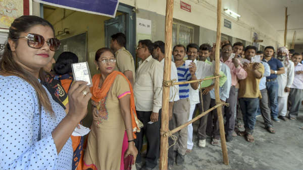 दिल्ली के मतदाता किस पार्टी के साथ ज्यादा डटे रहे?