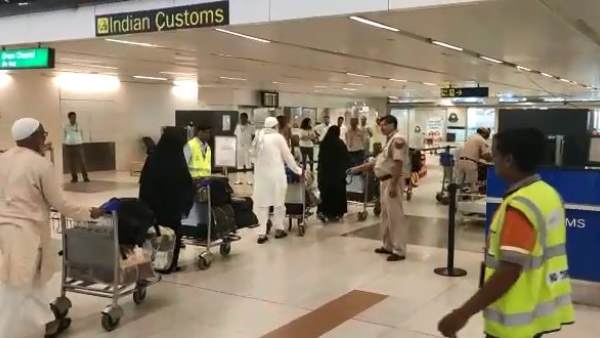 delhi airport, delhi, mumbai, mumbai airport, indira gandhi international airport, Chhatrapati Shivaji Maharaj International Airport, DIAL, MIAL, Mumbai International Airport Ltd, delhi International Airport Ltd, दिल्ली हवाईअड्डा, मुंबई हवाईअड्डा, यात्रियों की संख्या में कमी, इंदिरा गांधी अंतरराष्ट्रीय हवाईअड्डा, छत्रपति शिवाजी महाराज अंतरराष्ट्रीय हवाईअड्डा, हवाईअड्डा delhi airport, delhi, mumbai, mumbai airport, indira gandhi international airport, Chhatrapati Shivaji Maharaj International Airport, DIAL, MIAL, Mumbai International Airport Ltd, delhi International Airport Ltd, दिल्ली हवाईअड्डा, मुंबई हवाईअड्डा, यात्रियों की संख्या में कमी, इंदिरा गांधी अंतरराष्ट्रीय हवाईअड्डा, छत्रपति शिवाजी महाराज अंतरराष्ट्रीय हवाईअड्डा, हवाईअड्डा