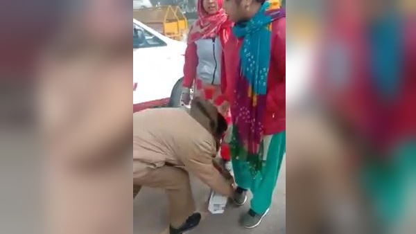 पैर छूकर माफी मांगने लगा एएसआई पैर छूकर माफी मांगने लगा एएसआई