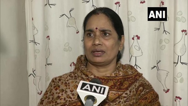 निर्भया की मां बोलीं- दोषी फांसी में देरी के हथकंडे अपना रहे हैं