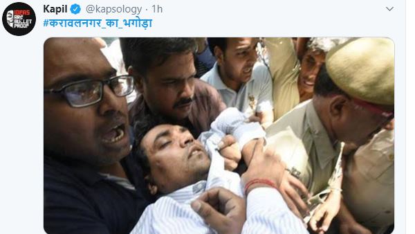  नई दिल्ली। भारतीय जनता पार्टी ने दिल्ली विधानसभा चुनाव के लिए उम्मीदवारों की पहली लिस्ट शुक्रवार को जारी कर दी है। दिल्ली भाजपा के अध्यक्ष मनोज तिवारी ने इस सूची में 57 विधानसभा सीटों पर उम्मीदवारों के नामों का ऐलान किया गया है। बीते चुनाव में आप से जीते और केजरीवाल सरकार में मंत्री रहे कपिल मिश्रा को मॉडल टाउन सीट से भाजपा ने टिकट दिया है। कपिल मिश्रा का टिकट होने के बाद ट्विटर पर करावलनगर का भगोड़ा हैशटैग चल रहा है। 2015 में हुए विधानसभा चुनाव में कपिल मिश्रा आम आदमी पार्टी में थे। वो करावलनगर सीट से चुनाव लड़े और जीते थे। कपिल मिश्रा भाजपा पर उस वक्त काफी हमलावर रहते थे। उन्हें केजरावील ने मंत्री भी बनाया था। हालांकि करीब दो साल बाद ही उनके केजरीवाल और आप से संबध बिगड़ गए। उनको मंत्री पद से हटा दिया गया और पार्टी से भी निकाल दिया गया। इसके बाद वो भाजपा में चले गए। इस बार उनके करावलनगर से ना लड़कर मॉडल टाउन सीट पर जाने को लेकर सोशल मीडिया पर उनसे सवाल हो रहे हैं। दिल्ली विधानसभा चुनाव के लिए नामांकन पत्र दाखिल करने की प्रक्रिया मंगलवार (14 जनवरी) से शुरू हो चुकी है। नामांकन दाखिल करने की आखिरी तारीख 21 जनवरी है। आप की ओर से सभी 70 सीटों पर उम्मीदवार घोषित किए जा चुके हैं। कांग्रेस ने अभी उम्मीदवारों के नामों का ऐलान नहीं किया है। दिल्ली में सभी 70 सीटों पर एक चरण में आठ फरवरी को मतदान होगा। नतीजे 11 फरवरी को आएंगे।