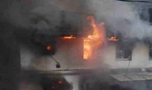 पश्चिम बंगाल में महिला का घर जला दिया