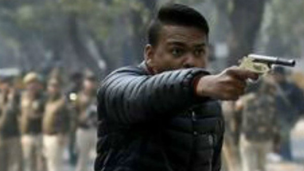 पुलिस की मौजूदगी में की थी फायरिंग