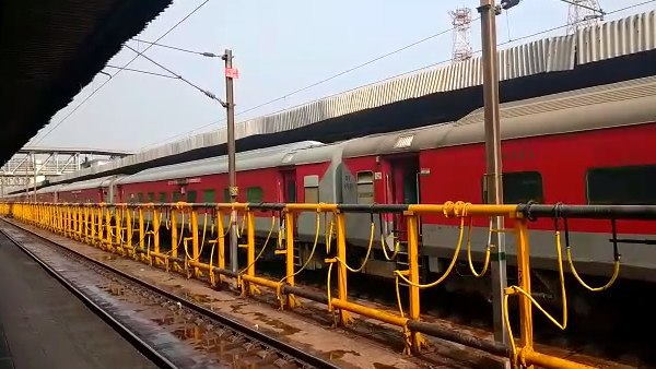 Two lakh Rupees fine on contractor serving stale bread butter in train