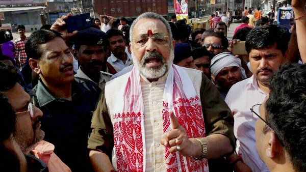 बीच में ही इंटरव्यू छोड़कर चले गए गिरिराज