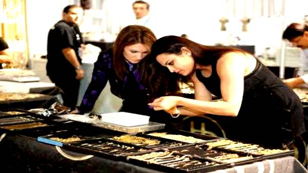 सोने के गहने खरीदने में ज्वेलर्स से अक्सर ग्राहक को मिलता है धोखा सोने के गहने खरीदने में ज्वेलर्स से अक्सर ग्राहक को मिलता है धोखा