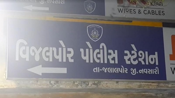 पति के इनकार के बाद उसे ससुर घर लेकर गया पति के इनकार के बाद उसे ससुर घर लेकर गया