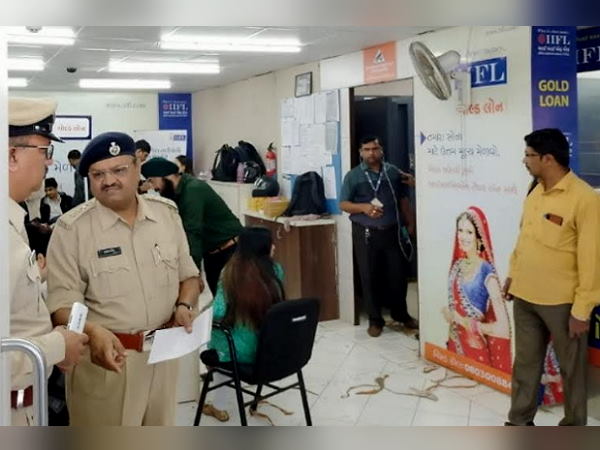 आईआईएफएल गोल्ड लोन कचहरी में लूट मचाई