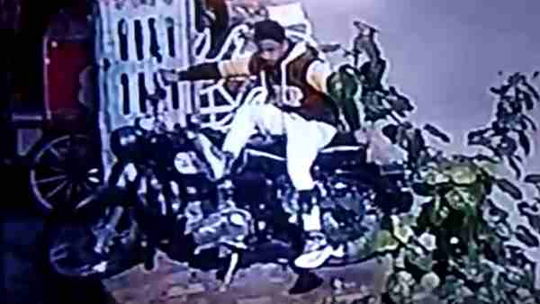 पैर से तोड़ा बाइक का लॉक फिर...