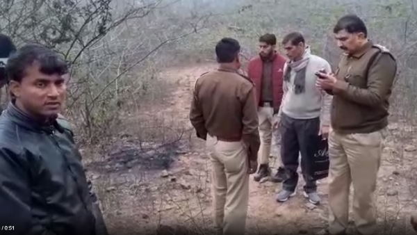 लाल शूट में महिला की लाश