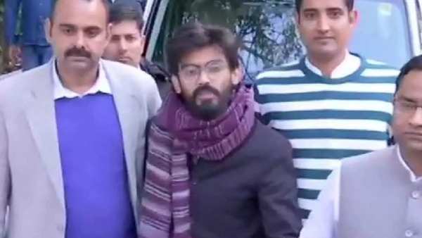 शरजील के घर से बरामद हुआ मोबाइल फोन