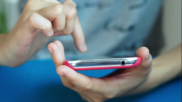IT company woman employee Loses Rs 2 Lakh after Click On Links of mobile message