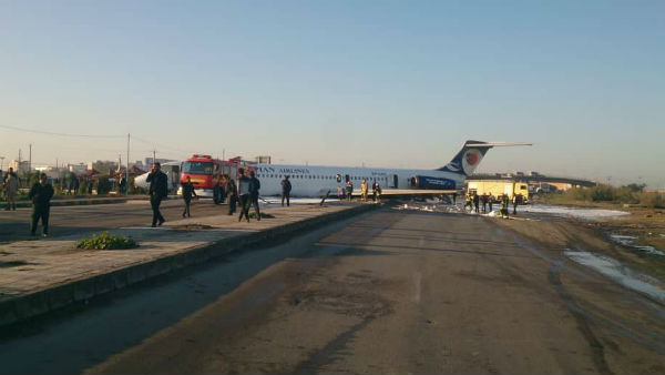 तड़के होनी थी एयरपोर्ट पर लैंडिंग तड़के होनी थी एयरपोर्ट पर लैंडिंग