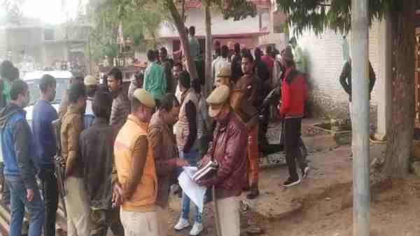 शव दफन कर ऊपर बनवाया पक्का फर्श