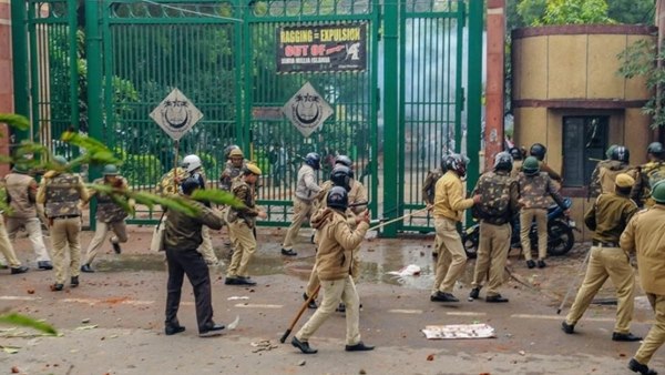 दिल्ली पुलिस ने 11 युवकों को गिरफ्तार किया था