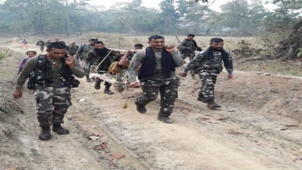 गर्भवती महिला को 6 किलोमीटर कंधे पर ले गए CRPF जवान गर्भवती महिला को 6 किलोमीटर कंधे पर ले गए CRPF जवान