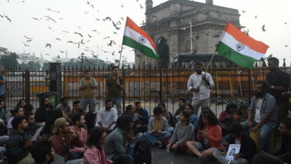 हिंसा के खिलाफ प्रदर्शन हिंसा के खिलाफ प्रदर्शन