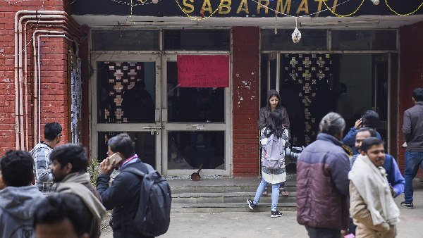 3.45 बजे पेरियार हॉस्टल के पास हमले की सूचना दी गई थी