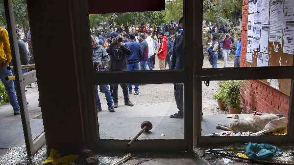 साबरमती हॉस्टल के पास हुई जमकर तोड़फोड़