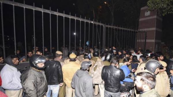jnu, jnu violence, jawaharlal nehru univeristy, delhi, abvp, left students, जेएनयू, जवाहरलाल नेहरू विश्वविद्यालय, एबीवीपी, जेएनयू में हिंसा jnu, jnu violence, jawaharlal nehru univeristy, delhi, abvp, left students, जेएनयू, जवाहरलाल नेहरू विश्वविद्यालय, एबीवीपी, जेएनयू में हिंसा